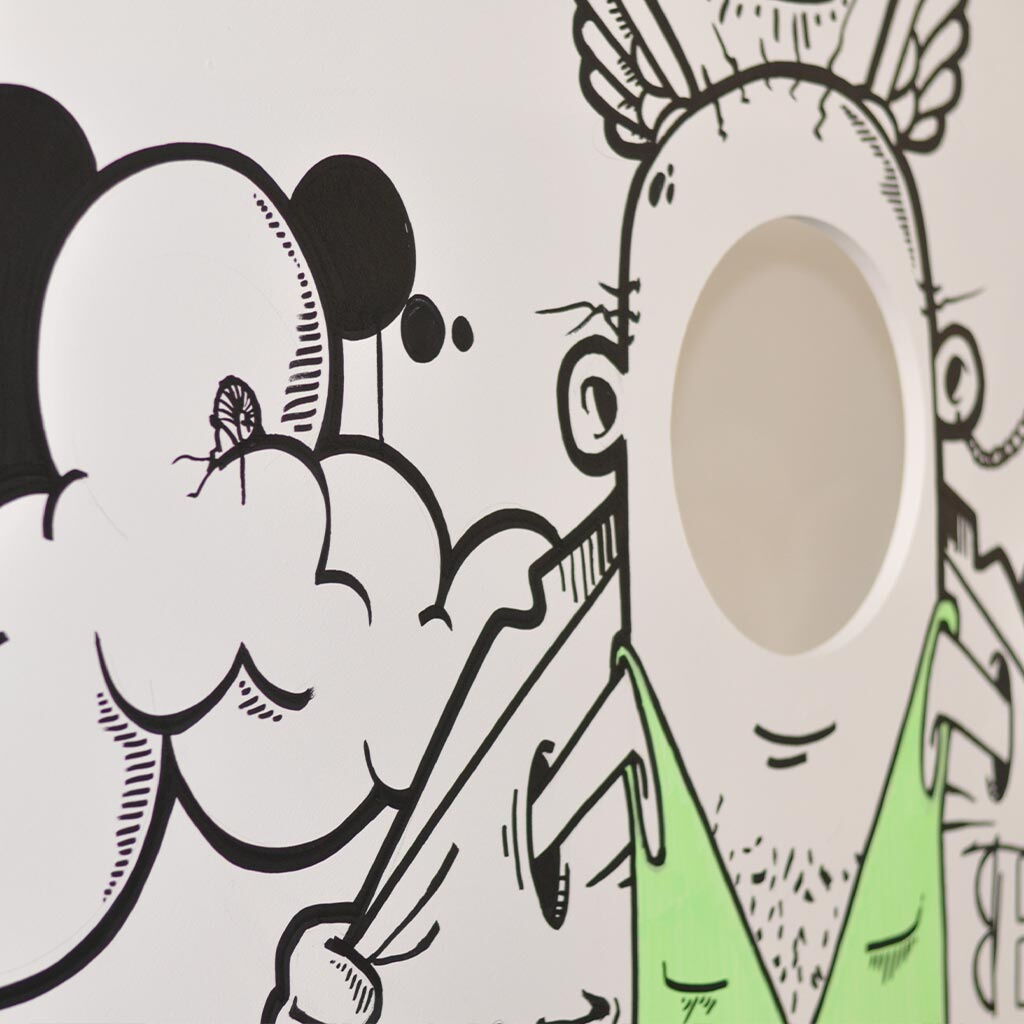 Wandbild einer Gucklochwand mit Comic Motiven in Schwarz weiß und Grün